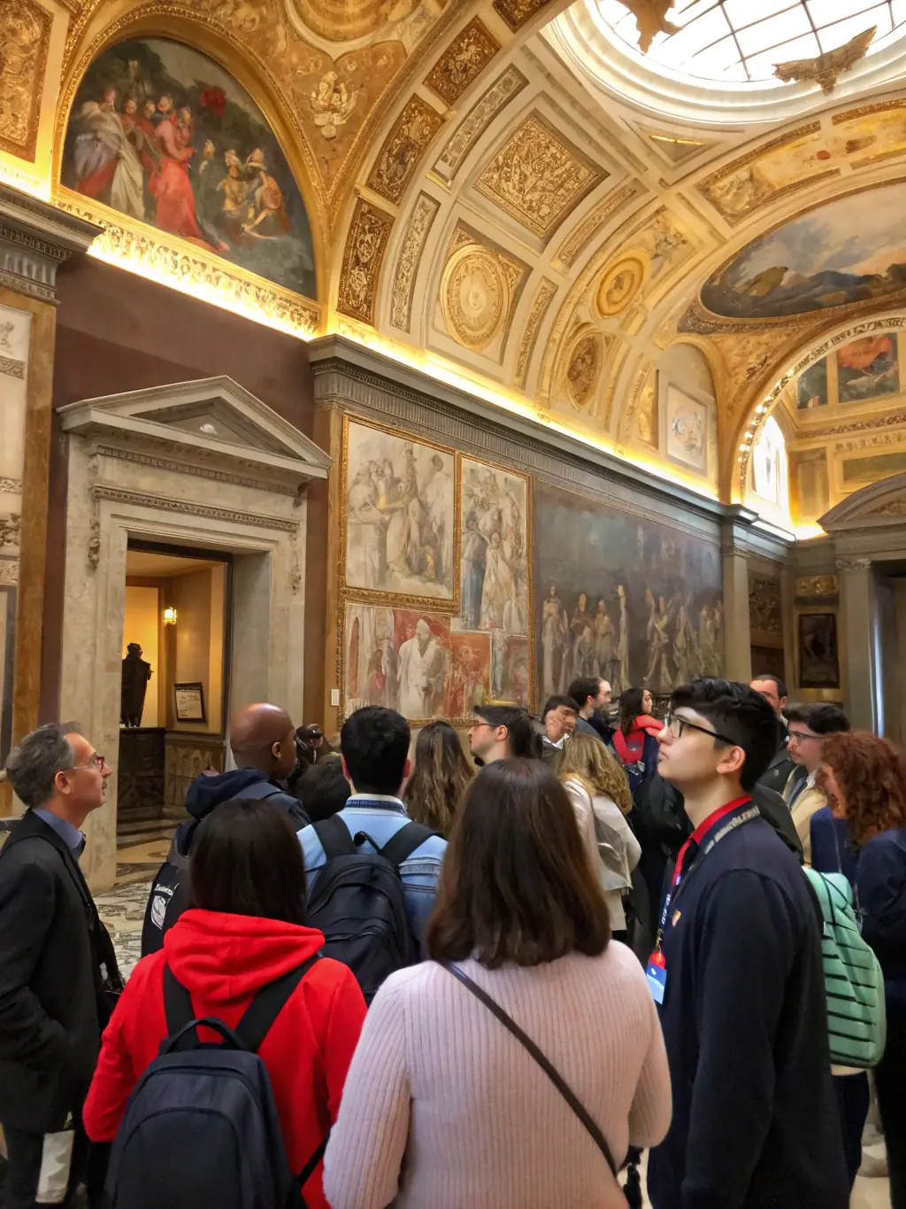 A photo of a guided tour group listening attentively to a museum guide in front of a François Boucheix painting at Musée Boucheix.